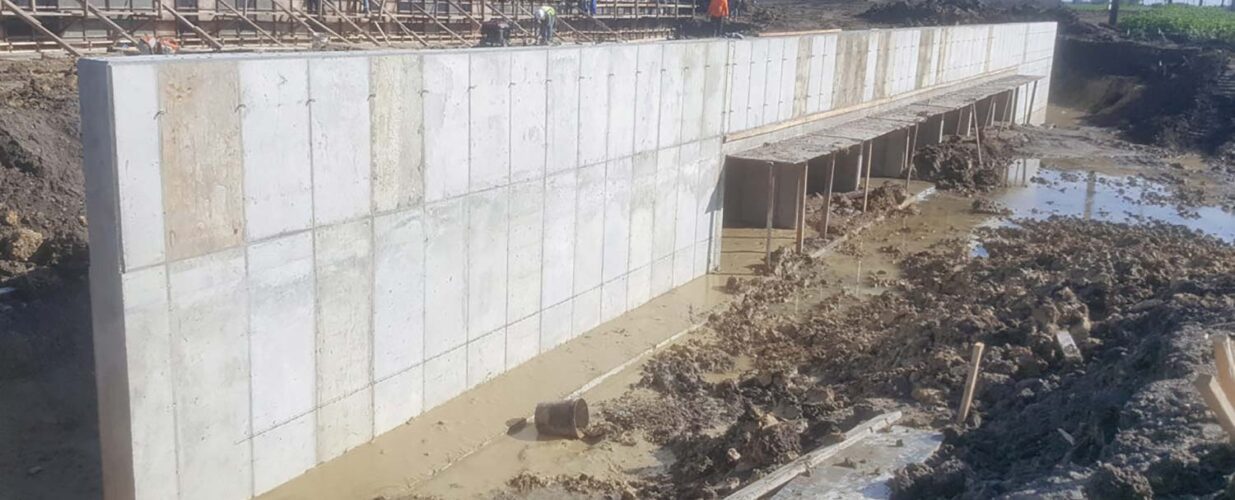 concrete wall construction at Dallas Parkway